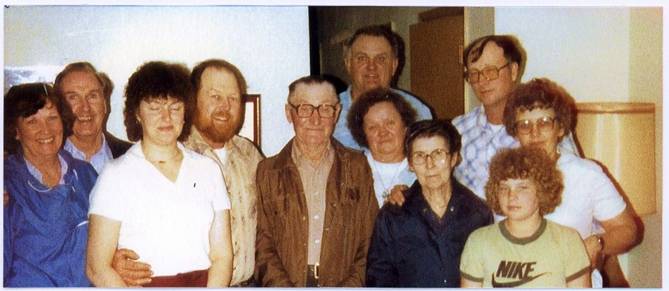 1981-05-26 Souhrada Cousins gather to get acquainted (1000x435).jpg